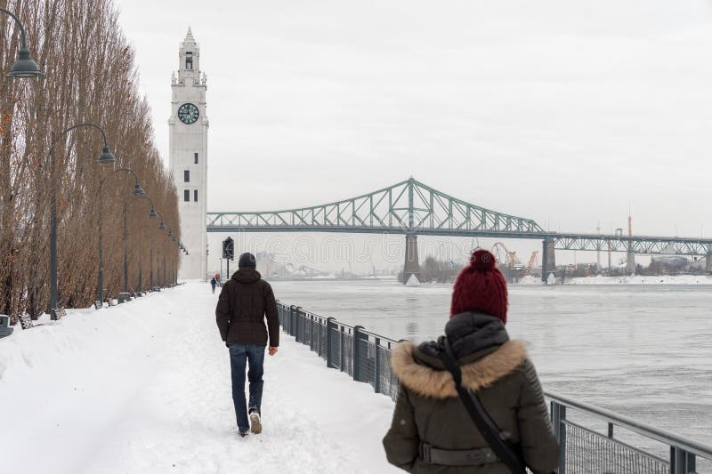 St Lawrence River con la torre di orologio a vecchia Montreal, nell'inverno fotografie stock St Lawrence River con la torre di orologio a vecchia Montreal, nell'inverno fotografie stock