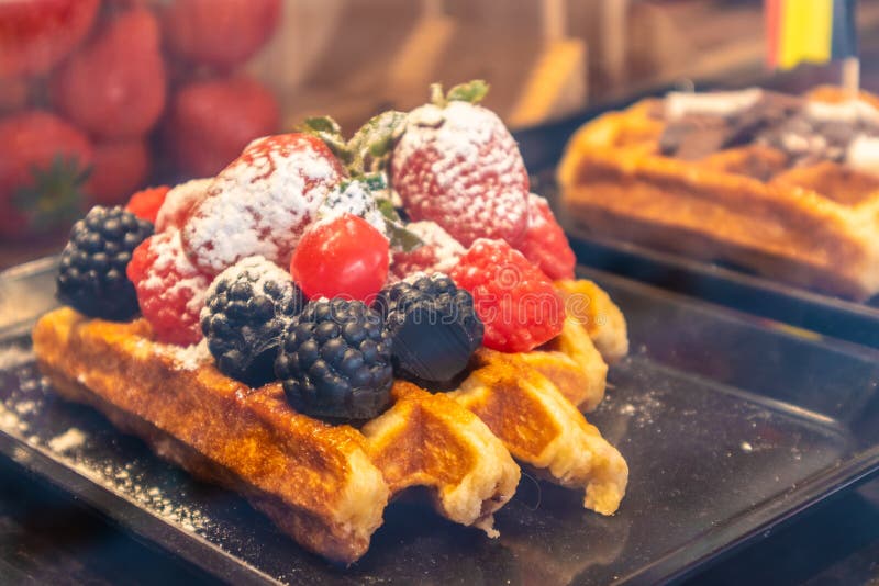 St?lla ut med traditionella belgiska waffels i Bruges, belgare royaltyfria foton St?lla ut med traditionella belgiska waffels i Bruges, belgare royaltyfria foton