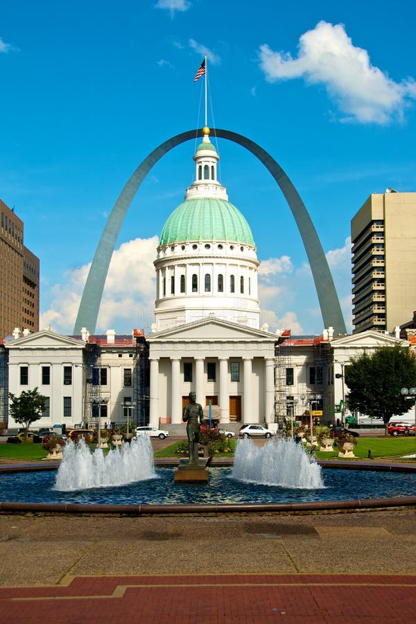 St. Louis Gateway Arch And Court House Editorial Photography - Image of missouri, travel: 25249042