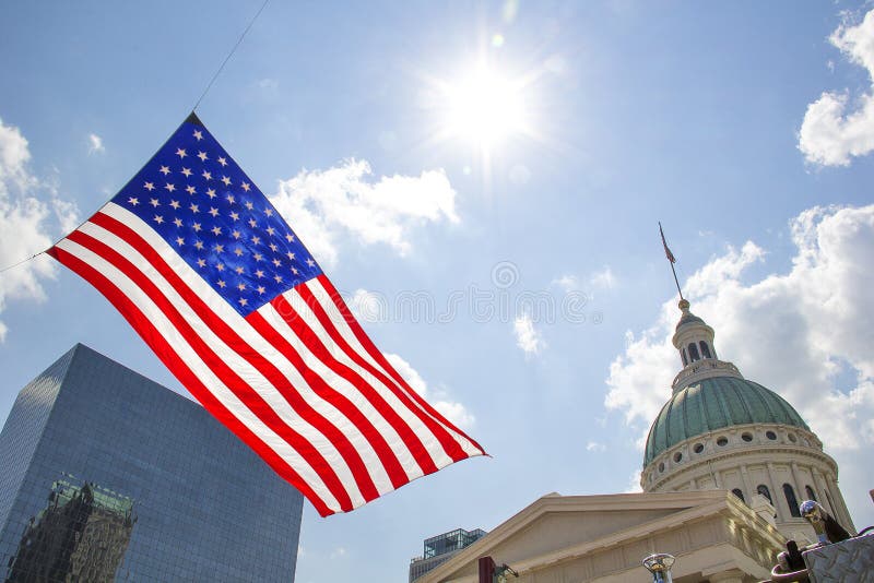 St Louis, Missouri, unido Estado-cerca do voo da bandeira 2014-Large americana no vento na frente da baixa velha do tribunal fotografia de stock St Louis, Missouri, unido Estado-cerca do voo da bandeira 2014-Large americana no vento na frente da baixa velha do tribunal fotografia de stock