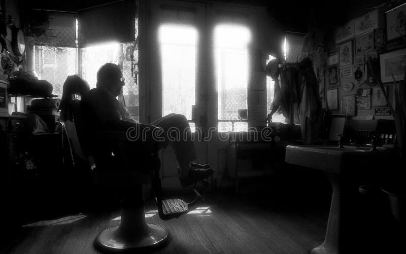 St. Louis, Missouri, vereinigt Zustand-circa 2007-Old Mann Barber Sitting in Barber Chair Alone in der alten Weinlese Barber Shop lizenzfreie stockbilder St. Louis, Missouri, vereinigt Zustand-circa 2007-Old Mann Barber Sitting in Barber Chair Alone in der alten Weinlese Barber Shop lizenzfreie stockbilder