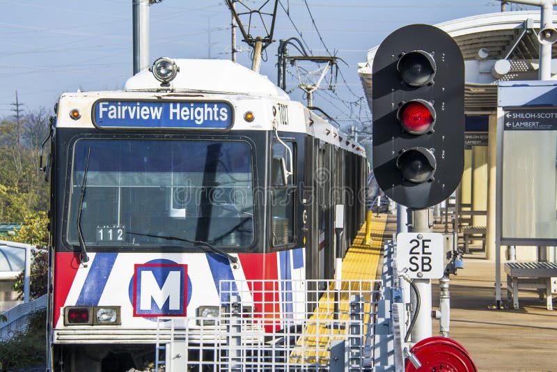 St.Louis, Missouri, Verenigde Staten - circa 2016 - Metrolink-de trein van de forenzenpassagier bij Shrewsberry-post stock afbeeldingen St.Louis, Missouri, Verenigde Staten - circa 2016 - Metrolink-de trein van de forenzenpassagier bij Shrewsberry-post stock afbeeldingen