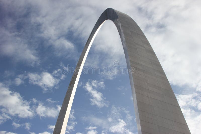 St Louis, MOIS - 23 mai 2015 voûte de passage regardant des nuages photos libres de droits St Louis, MOIS - 23 mai 2015 voûte de passage regardant des nuages photos libres de droits