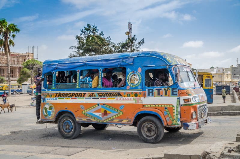 St. Louis, Senegal - 12. Oktober 2014: Bunter gemalter lokaler Taxibus oder -packwagen als allgemeine Wahl der öffentlichen Trans lizenzfreie stockfotografie St. Louis, Senegal - 12. Oktober 2014: Bunter gemalter lokaler Taxibus oder -packwagen als allgemeine Wahl der öffentlichen Trans lizenzfreie stockfotografie