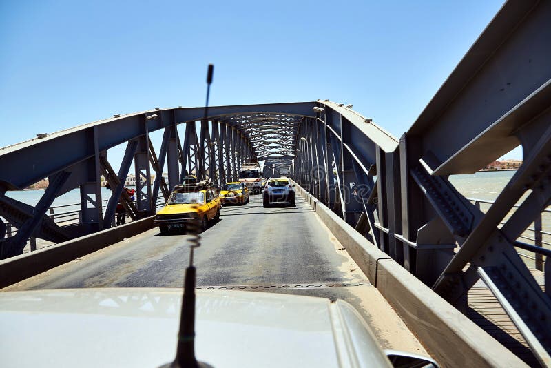 St Louis Senegal öppnade Faidherbe brospännvidder den Senegal floden som anknyter ö-staden av St Louis till royaltyfri fotografi St Louis Senegal öppnade Faidherbe brospännvidder den Senegal floden som anknyter ö-staden av St Louis till royaltyfri fotografi
