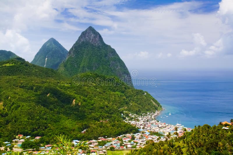 Una vista del famoso Chiodi Gros e Petit che domina la cittadina di pescatori di Sourfriere sulla costa sud-occidentale della splendida isola di St.