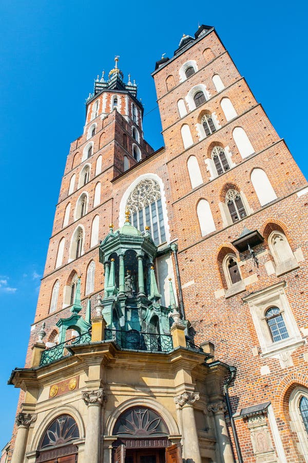 St Mary Kerk op Hoofdvierkant in Krakau op een de zomerdag, Polen royalty-vrije stock foto St Mary Kerk op Hoofdvierkant in Krakau op een de zomerdag, Polen royalty-vrije stock foto