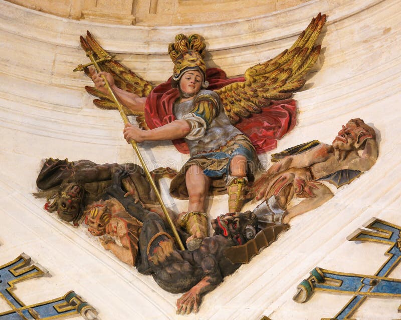St Michael che uccide il drago nella cattedrale di Burgos fotografia stock libera da diritti St Michael che uccide il drago nella cattedrale di Burgos fotografia stock libera da diritti