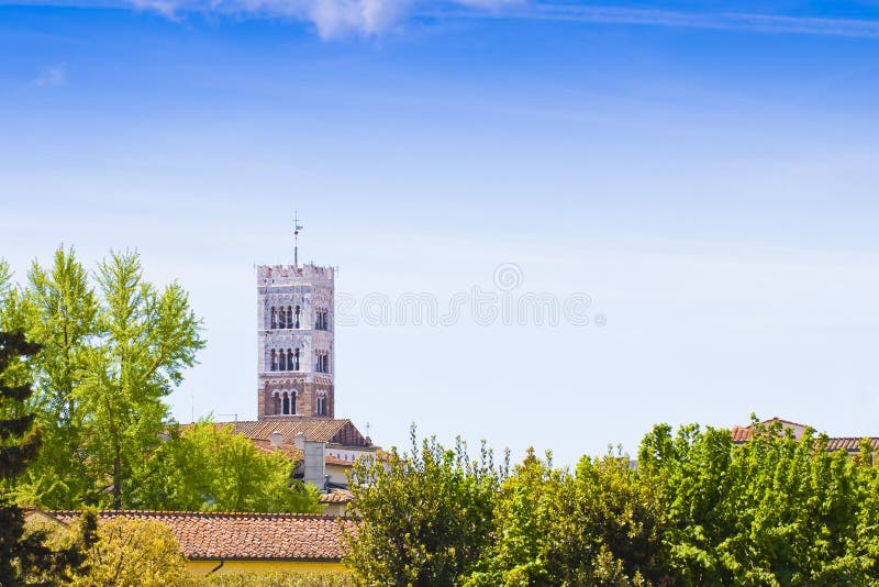 St Michael Glockenturm errichtet mit Stein und weißem Marmor Italien - Toskana- - Lucca-Stadt lizenzfreie stockfotografie