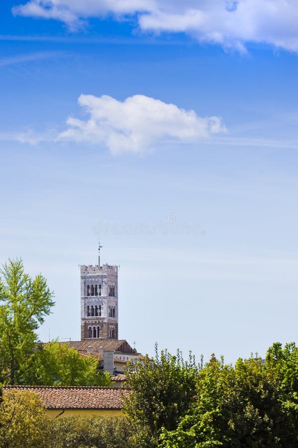 St Michael Glockenturm errichtet mit Stein und weißem Marmor Italien - Toskana- - Lucca-Stadt lizenzfreie stockfotos
