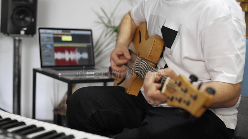 St?ng sig upp av musikern som spelar den elektriska gitarren i hem- musikstudio