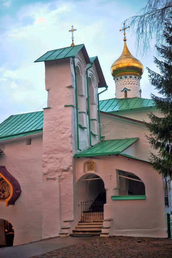 St. Nicholas Church des Pskov-Höhlenklosters lizenzfreie stockbilder