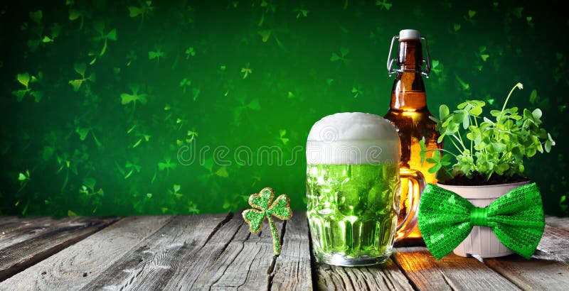 St Patrick ` s dzień - Zielony piwo W szkle Z butelką I koniczynami