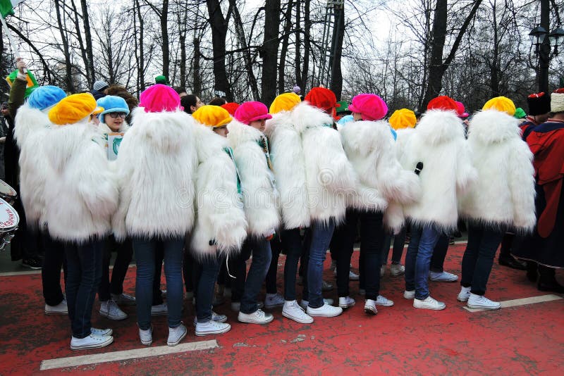 St- Patrick` s Tagesfeier in Moskau Teenagerkleider in den weißen flaumigen Mänteln stockbild St- Patrick` s Tagesfeier in Moskau Teenagerkleider in den weißen flaumigen Mänteln stockbild