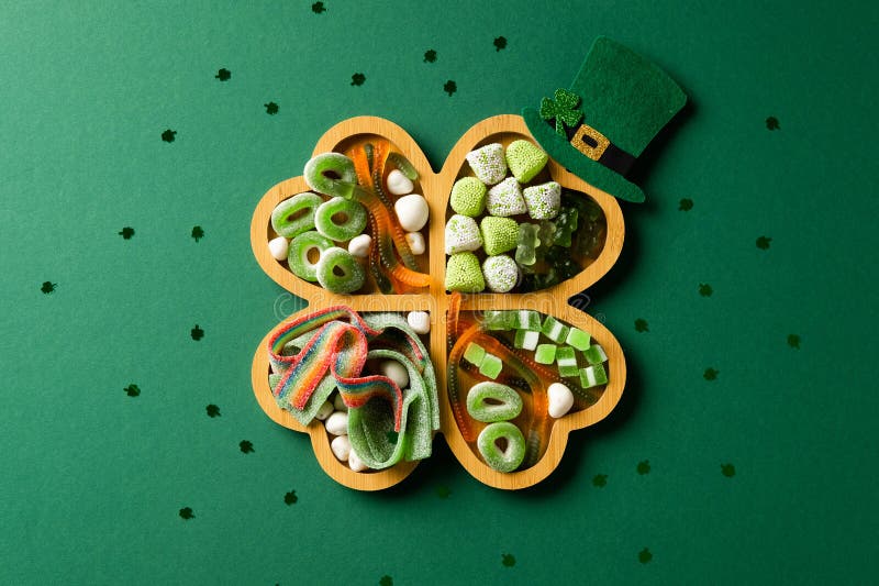 St. Patricks Day schamprockformad träbricka med orörda gröna och regnbågsfärgade kanaler fotografering för bildbyråer