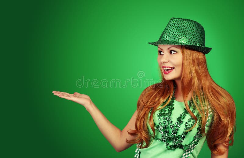 St Patricks het Meisje van de Dag Vrolijke jonge vrouw met groene hoed