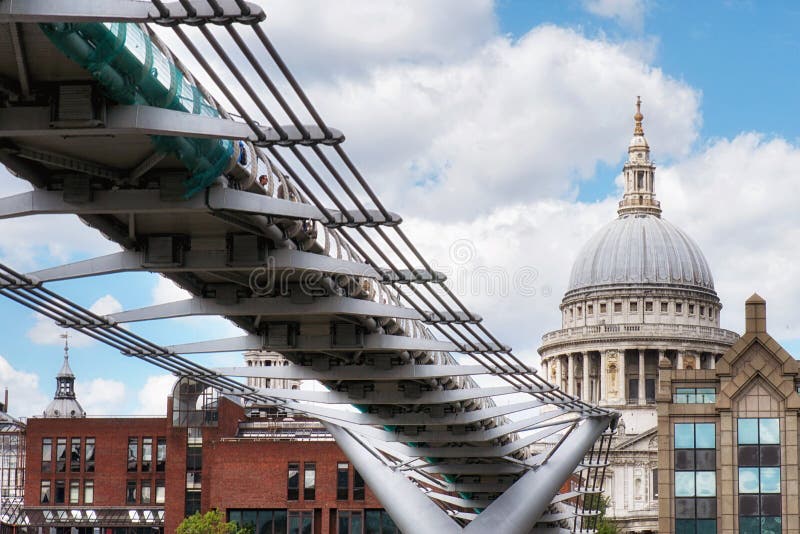 St Paul Kathedraal en Millenniumvoetgangersbrug over de rivier van Theems, Londen, het Verenigd Koninkrijk royalty-vrije stock foto's St Paul Kathedraal en Millenniumvoetgangersbrug over de rivier van Theems, Londen, het Verenigd Koninkrijk royalty-vrije stock foto's