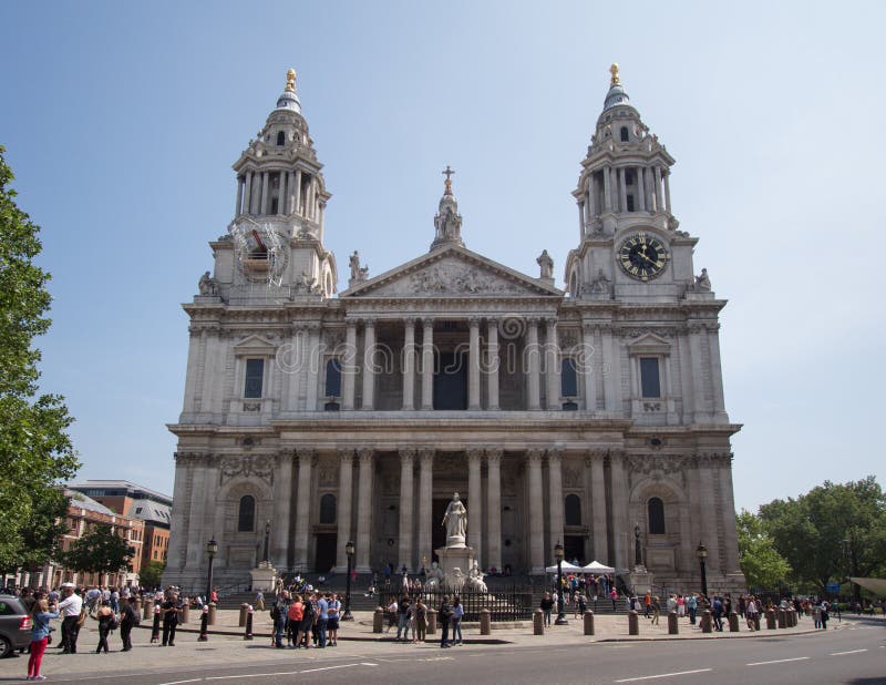St Pauls Cathedral en la ciudad de Londres foto de archivo St Pauls Cathedral en la ciudad de Londres foto de archivo