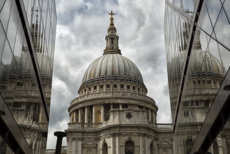 St Pauls kathedraal met relections stock afbeelding St Pauls kathedraal met relections stock afbeelding