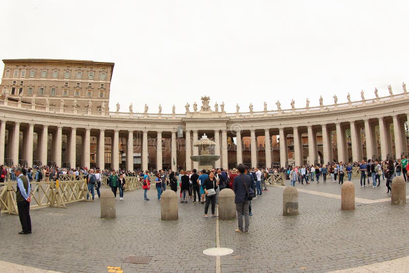 St Peter ` s, Bernini ` s Colonade och springbrunnen för Maderno ` s royaltyfria bilder St Peter ` s, Bernini ` s Colonade och springbrunnen för Maderno ` s royaltyfria bilder