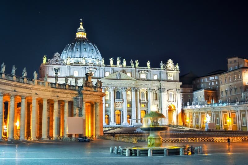 St- Peter` s Kathedrale auf St- Peter` s Quadrat in Vatikan nachts, Mitte von Rom, Italien lizenzfreie stockfotos St- Peter` s Kathedrale auf St- Peter` s Quadrat in Vatikan nachts, Mitte von Rom, Italien lizenzfreie stockfotos