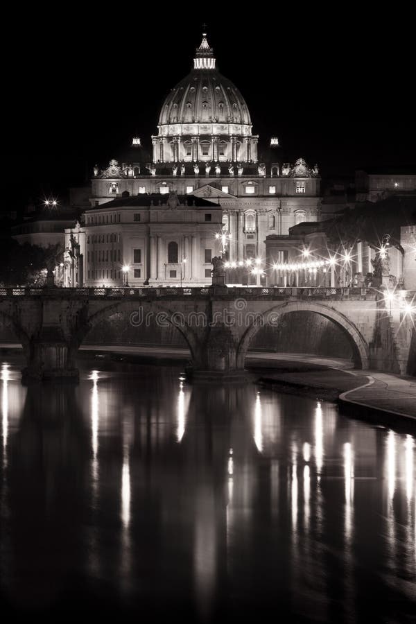 St Peter (Vaticanen) och Tiber flod natt royaltyfri fotografi St Peter (Vaticanen) och Tiber flod natt royaltyfri fotografi