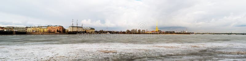 ST Peterburg, Ρωσία Παγωμένος ποταμός Neva με το Peter και το φρούριο του Paul στοκ φωτογραφία με δικαίωμα ελεύθερης χρήσης ST Peterburg, Ρωσία Παγωμένος ποταμός Neva με το Peter και το φρούριο του Paul στοκ φωτογραφία με δικαίωμα ελεύθερης χρήσης