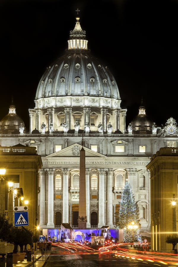 St Peters Basilica a Roma, Italia con l'albero di Natale Città del Vaticano immagini stock St Peters Basilica a Roma, Italia con l'albero di Natale Città del Vaticano immagini stock