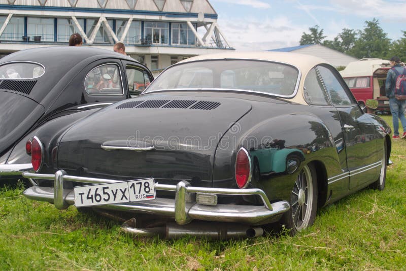 St Petersbourg, Russie - 8 juillet 2017 : Festival du vieux Fest 2017 de Bughouse de voiture de Volkswagen Volkswagen Karmann Ghi image libre de droits St Petersbourg, Russie - 8 juillet 2017 : Festival du vieux Fest 2017 de Bughouse de voiture de Volkswagen Volkswagen Karmann Ghi image libre de droits