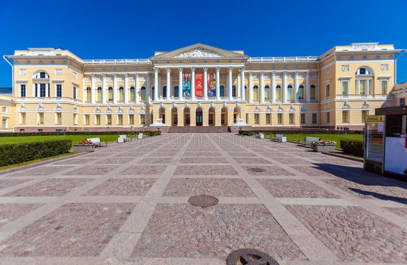 ST PETERSBOURG, RUSSIE - 26 JUILLET 2014 : Palais de Mikhailovsky, photographie stock libre de droits ST PETERSBOURG, RUSSIE - 26 JUILLET 2014 : Palais de Mikhailovsky, photographie stock libre de droits