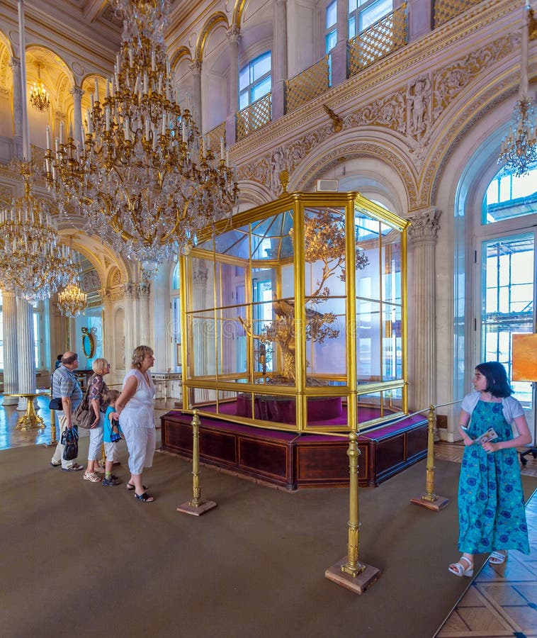 ST PETERSBOURG, RUSSIE - 27 JUILLET 2014 : Visiteurs regardant fixement le P images libres de droits ST PETERSBOURG, RUSSIE - 27 JUILLET 2014 : Visiteurs regardant fixement le P images libres de droits