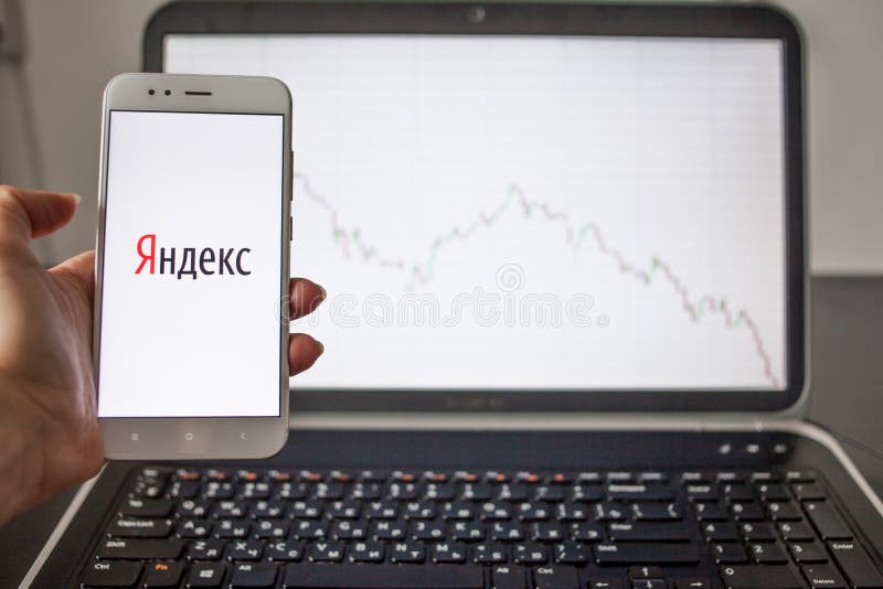 ST PETERSBOURG, RUSSIE - 14 MAI 2019 : logo de la société informatique russe Yandex sur le fond des diagrammes courants photos libres de droits ST PETERSBOURG, RUSSIE - 14 MAI 2019 : logo de la société informatique russe Yandex sur le fond des diagrammes courants photos libres de droits