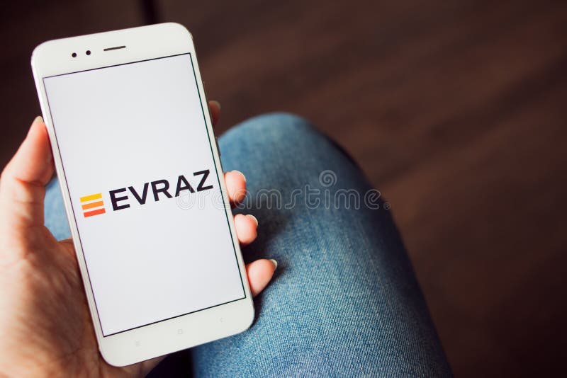 ST PETERSBOURG, RUSSIE - 14 MAI 2019 : Logo de la société russe Evraz sur l'écran de smartphone photographie stock libre de droits ST PETERSBOURG, RUSSIE - 14 MAI 2019 : Logo de la société russe Evraz sur l'écran de smartphone photographie stock libre de droits