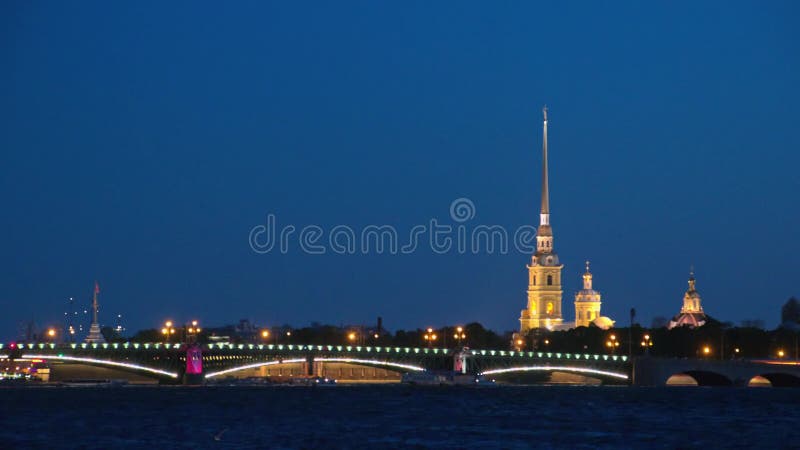 St Petersburg nattsikt av den Troitsky bron med belysning