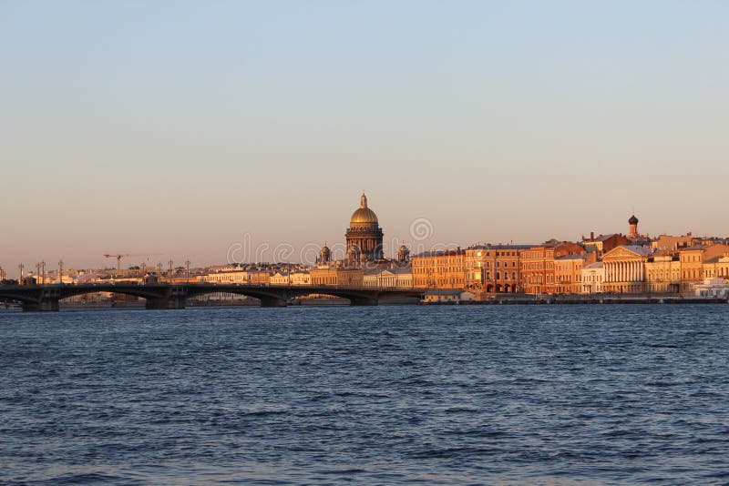 St Petersburg panorama av staden från Sanka Isaacs domkyrka, bro och flod på solnedgången royaltyfri bild St Petersburg panorama av staden från Sanka Isaacs domkyrka, bro och flod på solnedgången royaltyfri bild