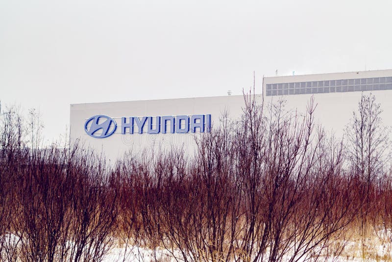 St Petersburg Rosja, Grudzień, - 25, 2018: fasada Hyundai samochodowa fabryka na obrzeżach miasto fotografia stock St Petersburg Rosja, Grudzień, - 25, 2018: fasada Hyundai samochodowa fabryka na obrzeżach miasto fotografia stock
