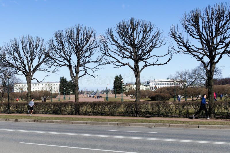 St Petersburg, Rosja, Kwiecie? 2019 Ludzie jogging w centrum miasta obraz stock St Petersburg, Rosja, Kwiecie? 2019 Ludzie jogging w centrum miasta obraz stock