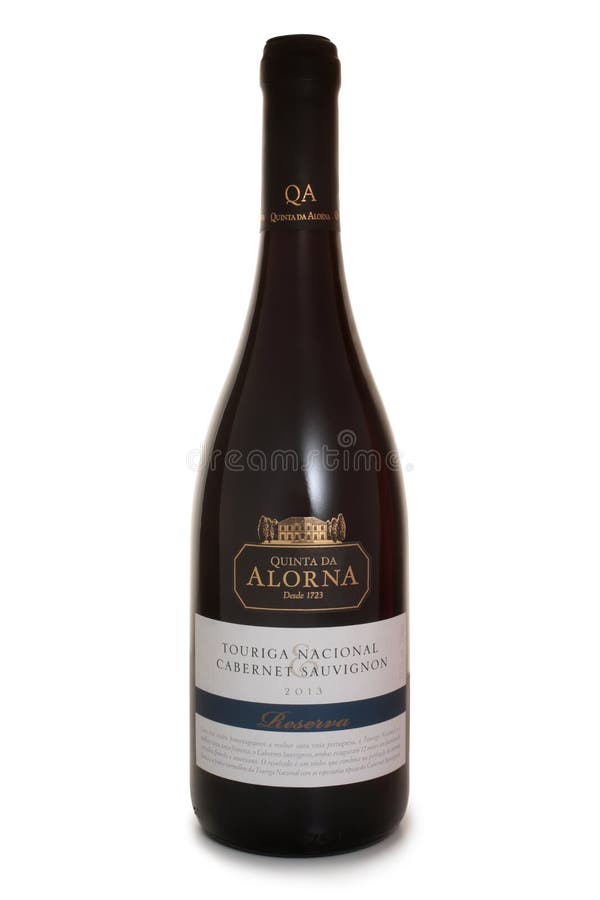 ST PETERSBURG, ROSJA - 11 LUTEGO 2018: Butelka Quinta da Alorna Reserva Tinto, Portugalia, 2013 zdjęcia royalty free ST PETERSBURG, ROSJA - 11 LUTEGO 2018: Butelka Quinta da Alorna Reserva Tinto, Portugalia, 2013 zdjęcia royalty free