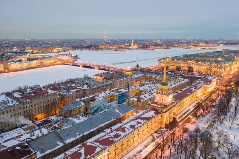 ST PETERSBURG ROSJA, MARZEC, -, 2019: Widoku z lotu ptaka pejzaż miejski centrum miasta, admiralicja dom, stanu eremu muzeum zimy zdjęcie royalty free ST PETERSBURG ROSJA, MARZEC, -, 2019: Widoku z lotu ptaka pejzaż miejski centrum miasta, admiralicja dom, stanu eremu muzeum zimy zdjęcie royalty free