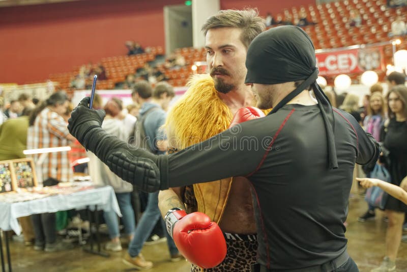 St Petersburg RU/Ryssland - 04 29 2019: Epos lurar St Petersburg cosplay festligt Illustrativ ledare royaltyfria bilder St Petersburg RU/Ryssland - 04 29 2019: Epos lurar St Petersburg cosplay festligt Illustrativ ledare royaltyfria bilder