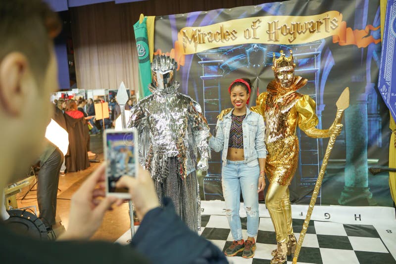 St Petersburg RU/Ryssland - 04 29 2019: Epos lurar St Petersburg cosplay festligt Illustrativ ledare royaltyfria foton St Petersburg RU/Ryssland - 04 29 2019: Epos lurar St Petersburg cosplay festligt Illustrativ ledare royaltyfria foton