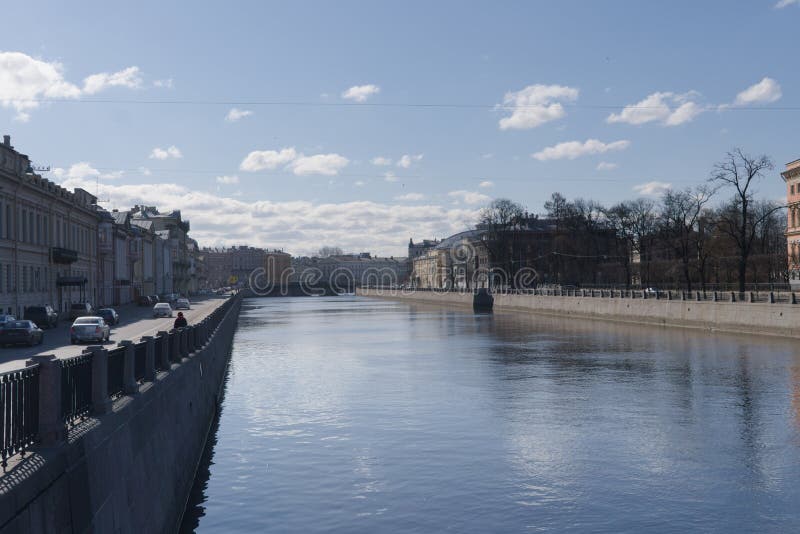 St Petersburg, Rusia, abril de 2019 El río de Fontanka y el terraplén en un día de primavera hermoso imagen de archivo St Petersburg, Rusia, abril de 2019 El río de Fontanka y el terraplén en un día de primavera hermoso imagen de archivo