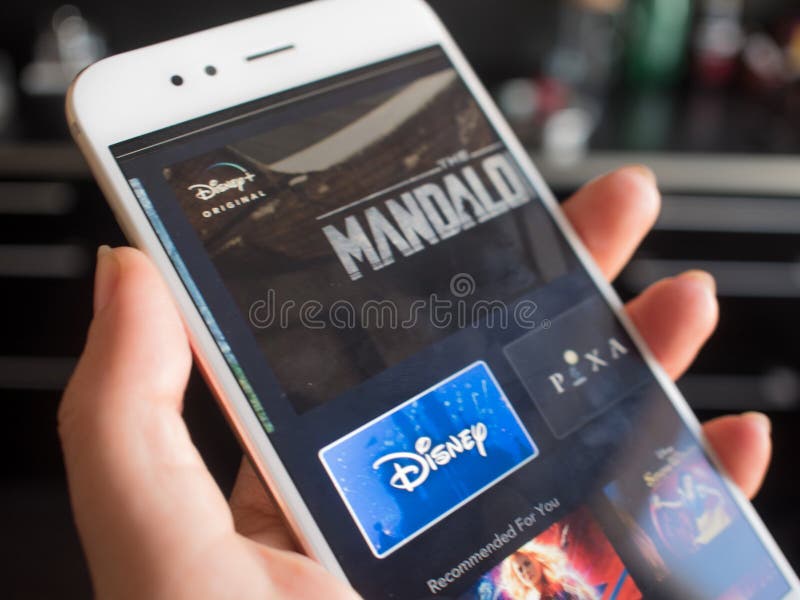 ST PETERSBURG, RUSIA - 12 DE ABRIL DE 2019: Nuevo servicio de Disney, de pelÃculas y de la serie televisiva por la suscripción imagen de archivo libre de regalías ST PETERSBURG, RUSIA - 12 DE ABRIL DE 2019: Nuevo servicio de Disney, de pelÃculas y de la serie televisiva por la suscripción imagen de archivo libre de regalías