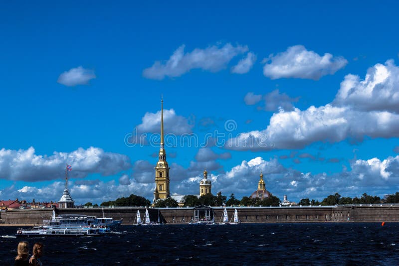 ST PETERSBURG, RUSIA - 29 DE AGOSTO DE 2018: Visión en el Peter y Paul Fortress imagen de archivo ST PETERSBURG, RUSIA - 29 DE AGOSTO DE 2018: Visión en el Peter y Paul Fortress imagen de archivo