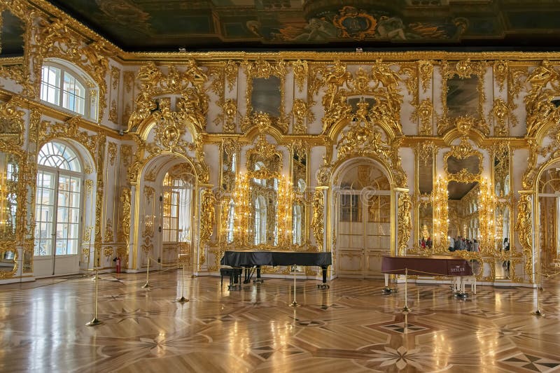 ST PETERSBURG, RUSIA - 16 DE MARZO DE 2019: salón de baile interior, palacio de Catherine, Tsarskoye Selo, Pushkin en St Petersbu