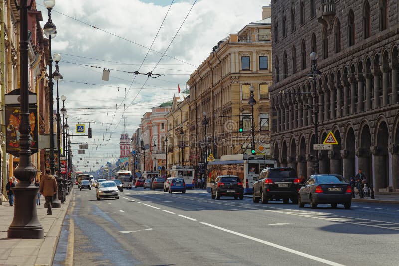 ST PETERSBURG, RUSIA - 21 DE MAYO DE 2017: Nevsky Prospekt en la ciudad de St Petersburg, Rusia Foto teñida fotografía de archivo libre de regalías ST PETERSBURG, RUSIA - 21 DE MAYO DE 2017: Nevsky Prospekt en la ciudad de St Petersburg, Rusia Foto teñida fotografía de archivo libre de regalías