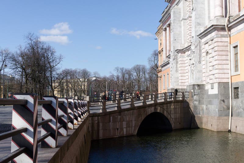 St. Petersburg, Rusland, April 2019 De brug over het kanaal bij de ingang aan het Mikhailovsky-Kasteel stock foto St. Petersburg, Rusland, April 2019 De brug over het kanaal bij de ingang aan het Mikhailovsky-Kasteel stock foto