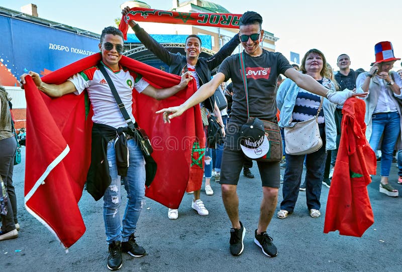 St. Petersburg, Rusland die, voetbalverdedigers pret in fanzone hebben royalty-vrije stock afbeeldingen St. Petersburg, Rusland die, voetbalverdedigers pret in fanzone hebben royalty-vrije stock afbeeldingen