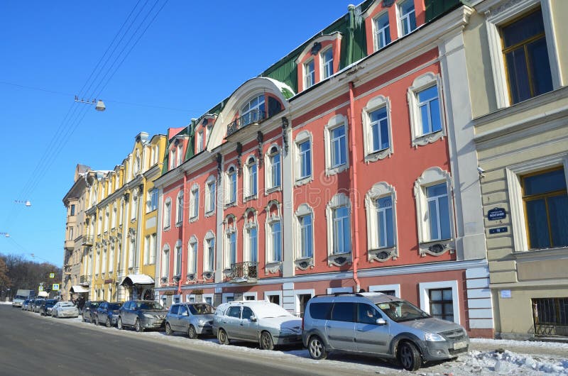 St. Petersburg, Rusland, 27 Februari, 2018 Auto's dichtbij huis 14 op de dijk van Fontanka-rivier Het huis van Olsufievs, 19 stock afbeelding St. Petersburg, Rusland, 27 Februari, 2018 Auto's dichtbij huis 14 op de dijk van Fontanka-rivier Het huis van Olsufievs, 19 stock afbeelding