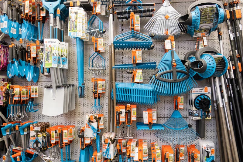 ST PETERSBURG, RUSLAND - MAART, 2019: de plank van een tuinwinkel met de hulpmiddelen aan zorg voor een perceel van land werkt royalty-vrije stock afbeelding ST PETERSBURG, RUSLAND - MAART, 2019: de plank van een tuinwinkel met de hulpmiddelen aan zorg voor een perceel van land werkt royalty-vrije stock afbeelding